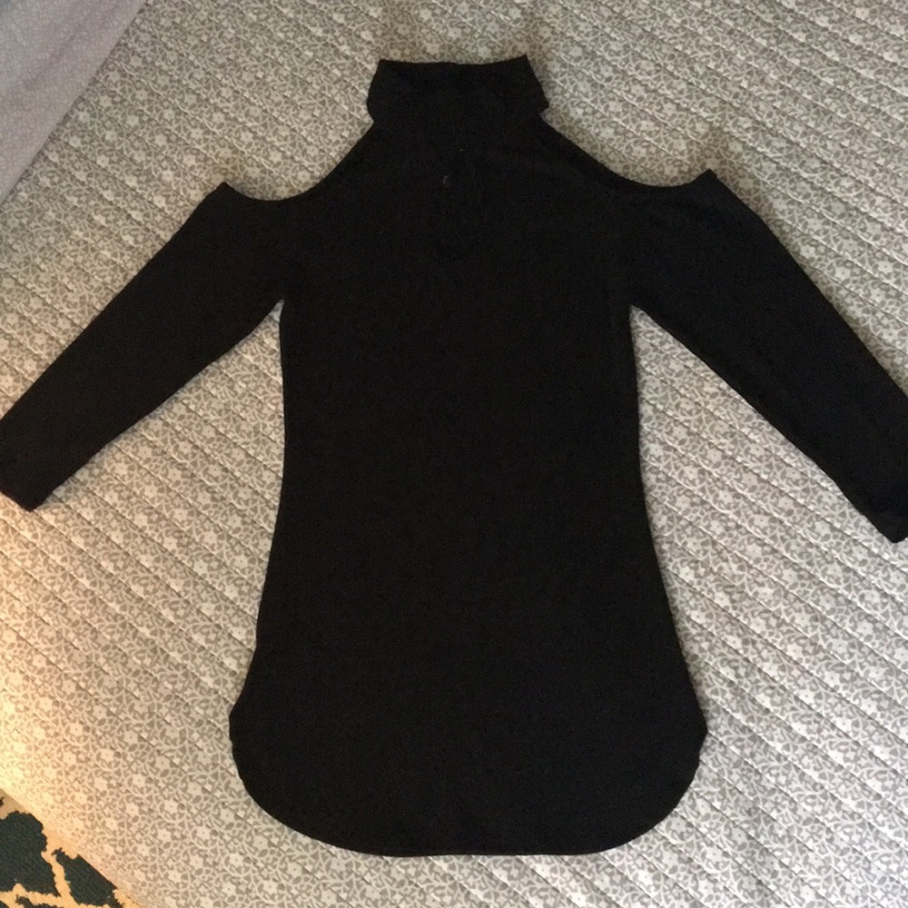 Black key-hole shirt
